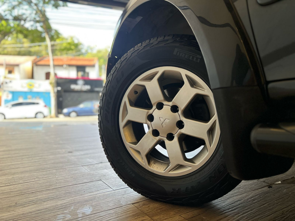 Mitsubishi Pajero Sport Cinza