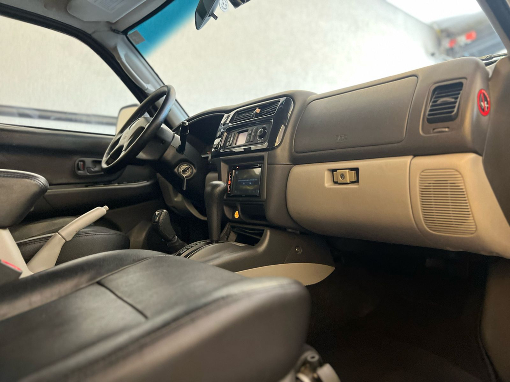Mitsubishi Pajero Sport Cinza