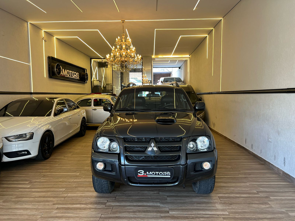 Mitsubishi Pajero Sport Cinza