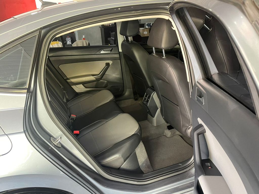 Volkswagen Virtus Cinza