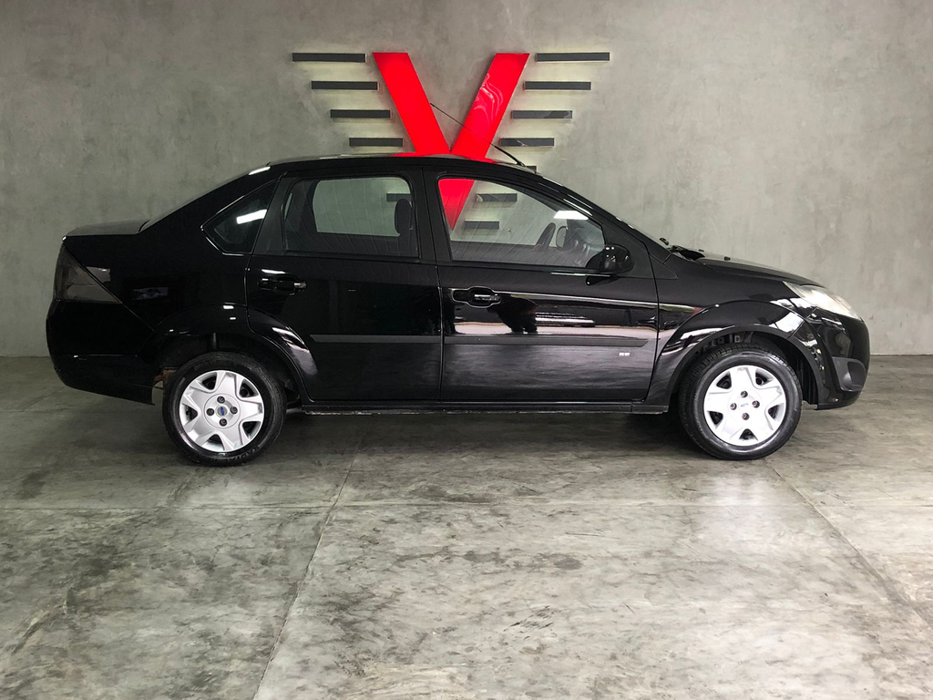 Ford Fiesta Sedan Preto