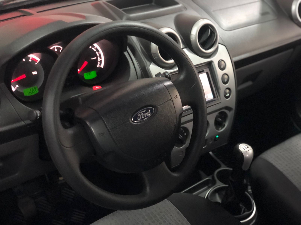 Ford Fiesta Sedan Preto