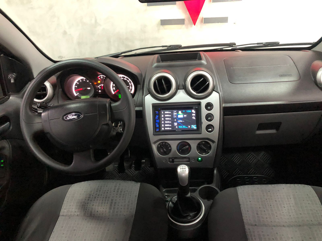 Ford Fiesta Sedan Preto