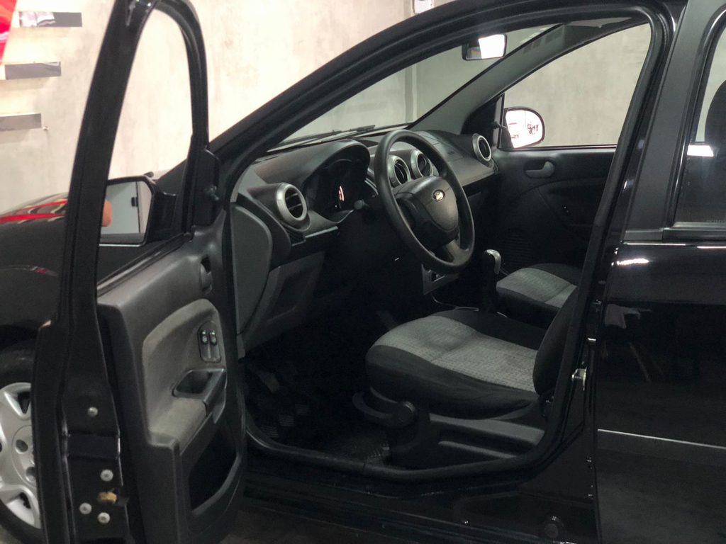 Ford Fiesta Sedan Preto
