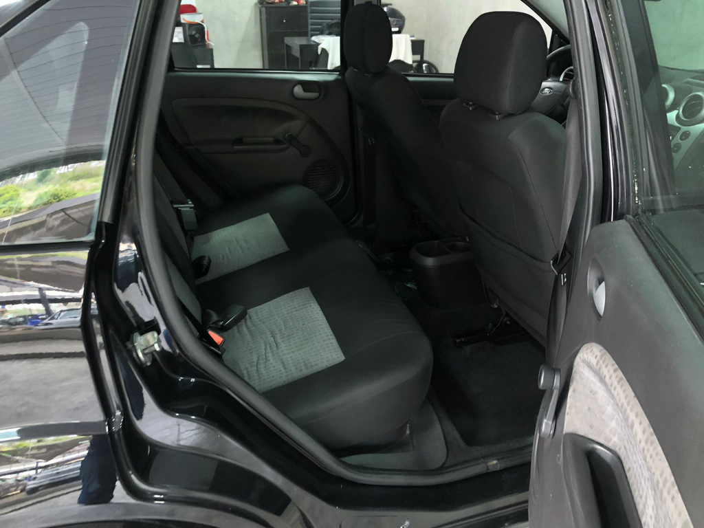 Ford Fiesta Sedan Preto