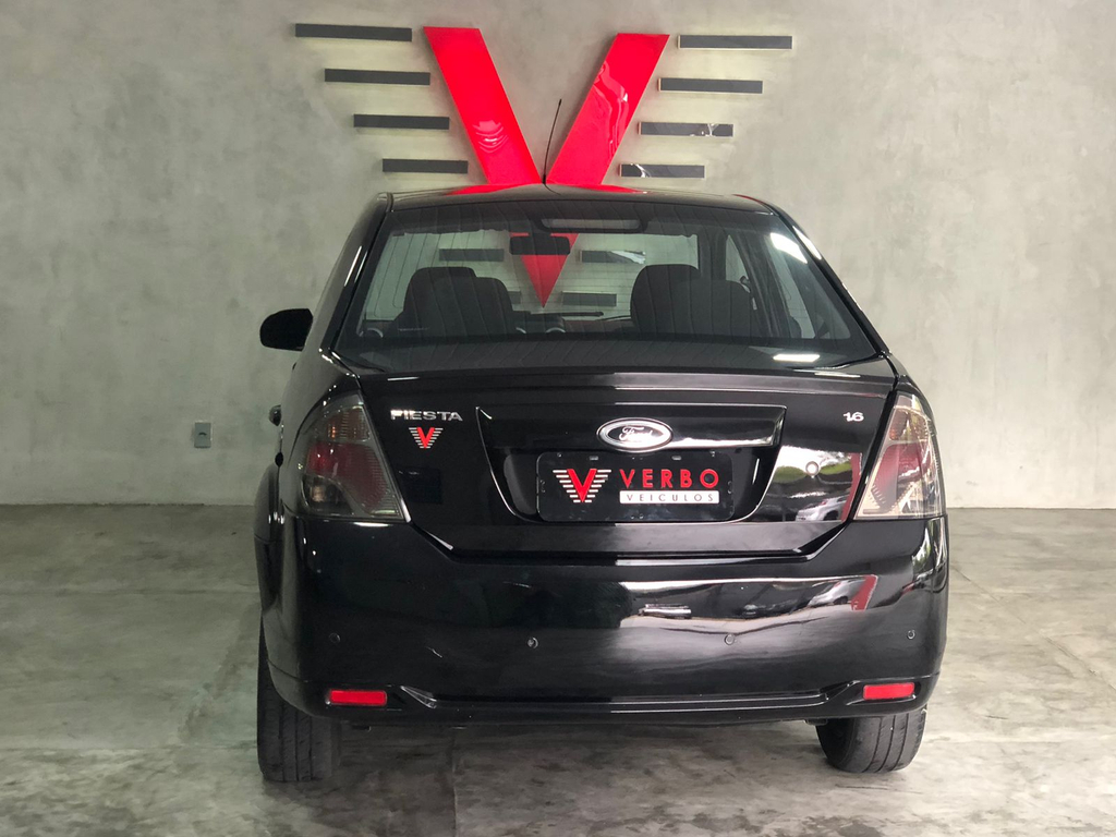 Ford Fiesta Sedan Preto