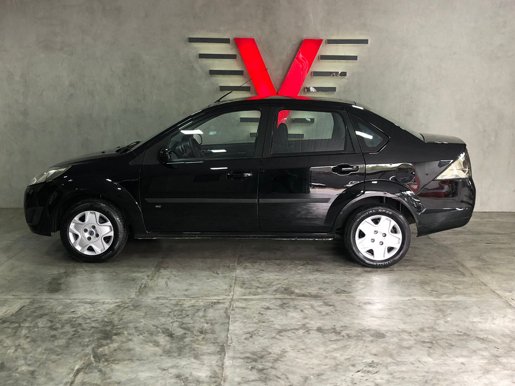Ford Fiesta Sedan Preto
