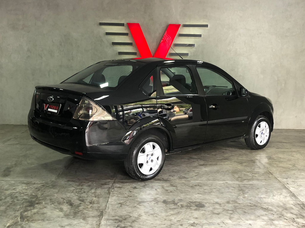 Ford Fiesta Sedan Preto