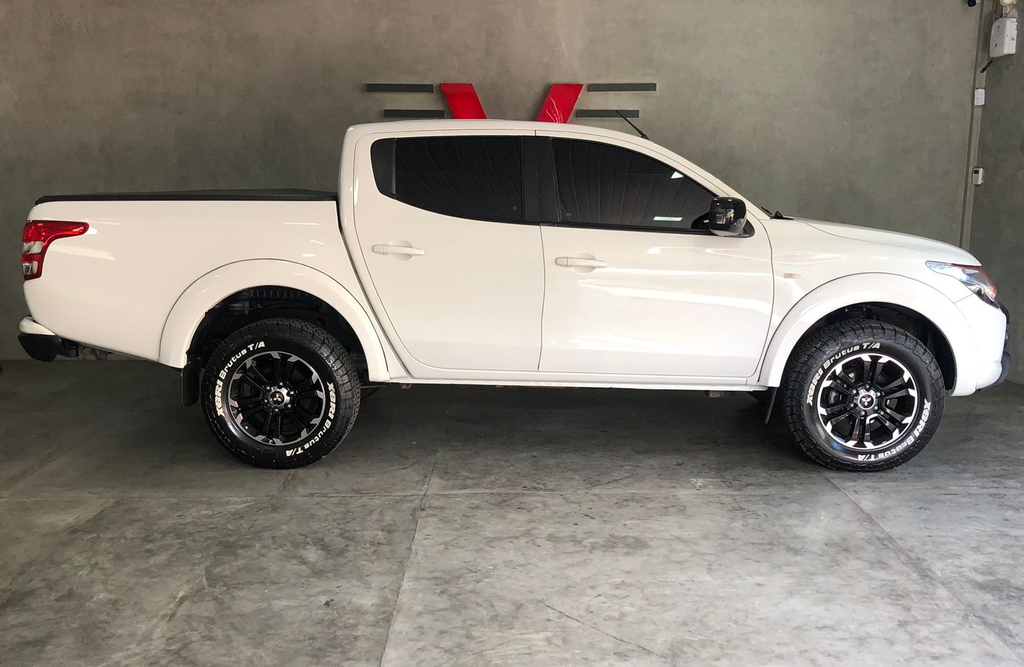 Mitsubishi L200 Branco