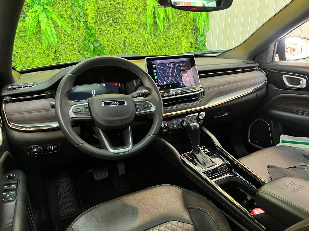 Jeep Commander Dourado