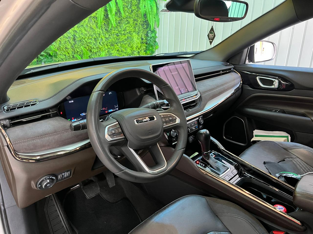 Jeep Commander Dourado