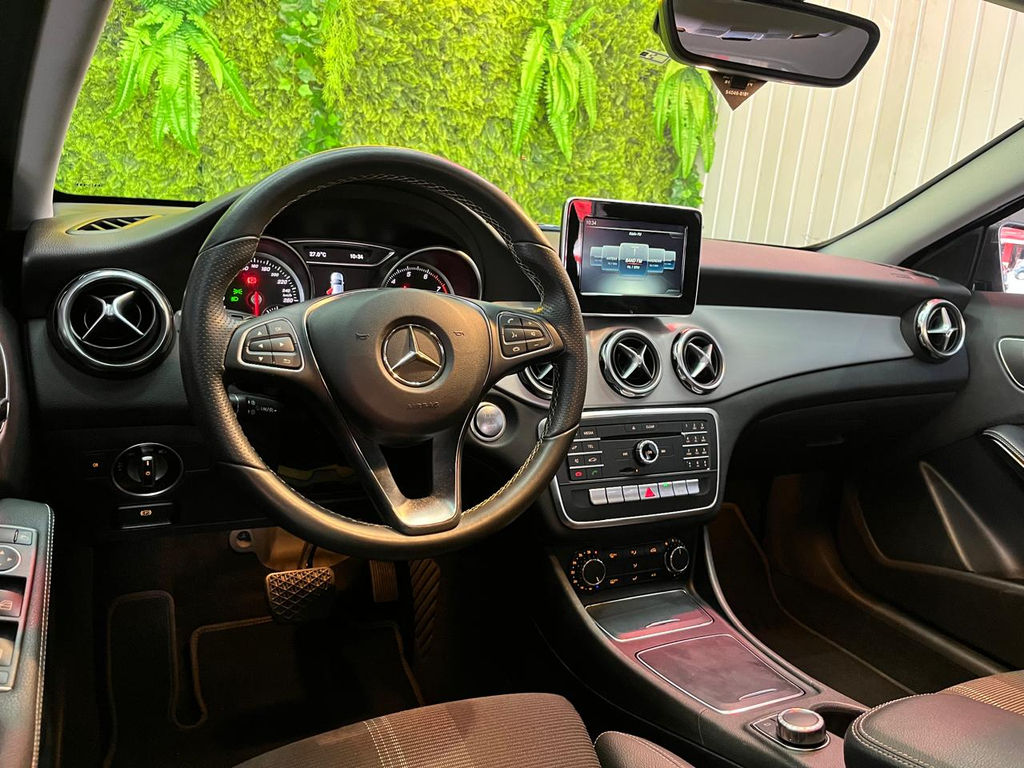 Mercedes Benz GLA-200 Cinza