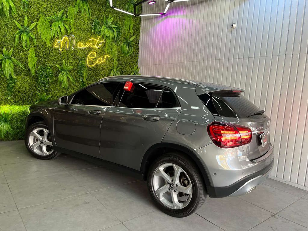 Mercedes Benz GLA-200 Cinza
