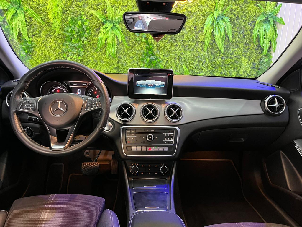 Mercedes Benz GLA-200 Cinza