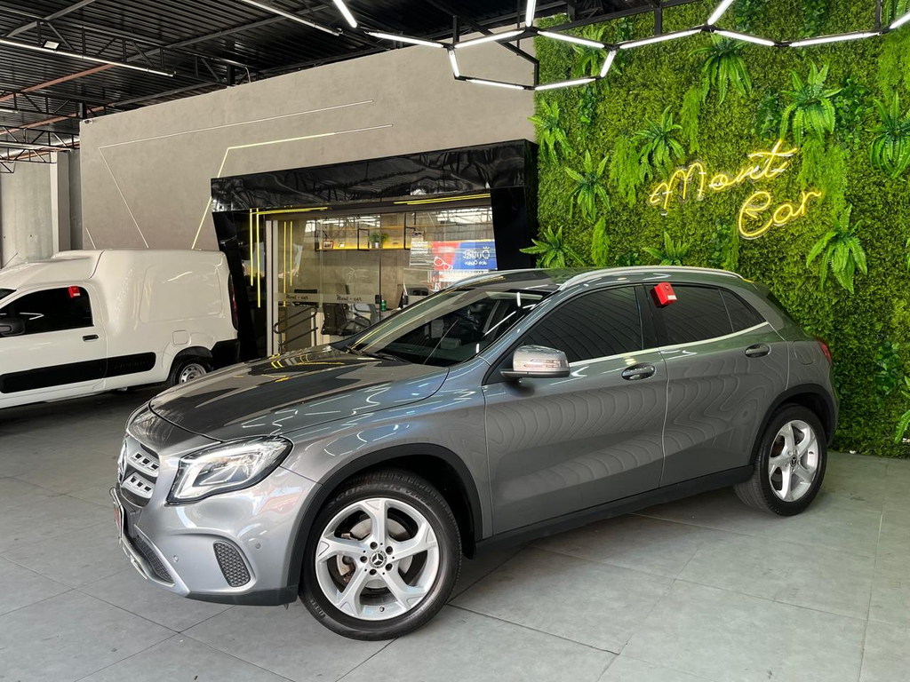 Mercedes Benz GLA-200 Cinza