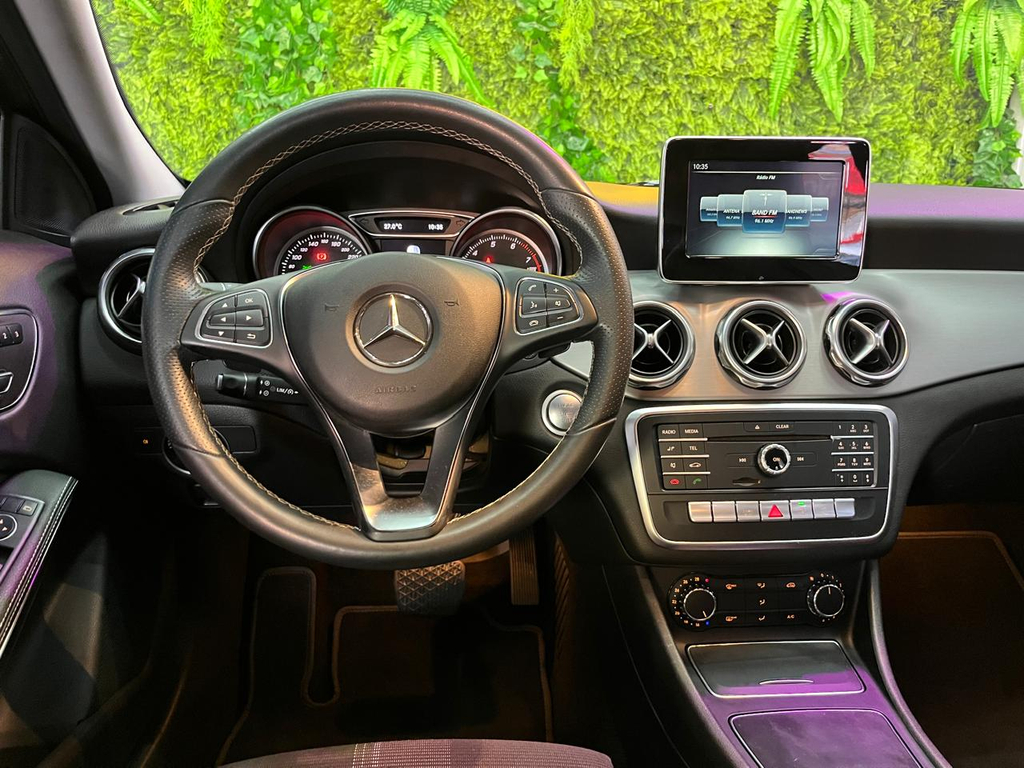 Mercedes Benz GLA-200 Cinza