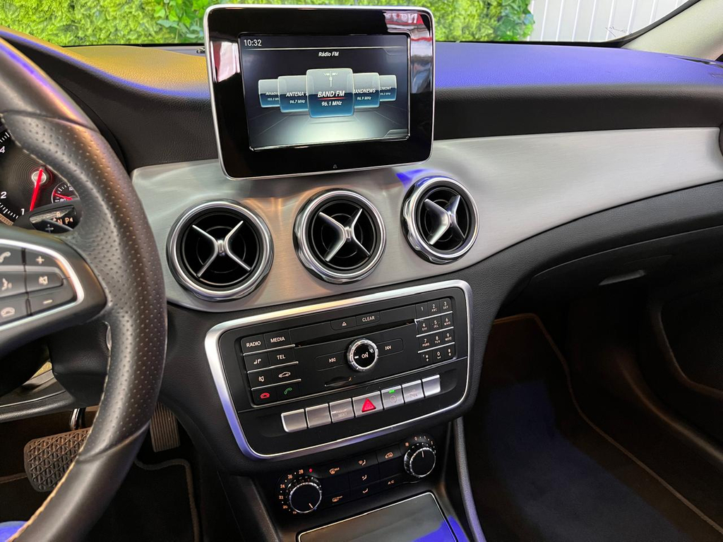 Mercedes Benz GLA-200 Cinza