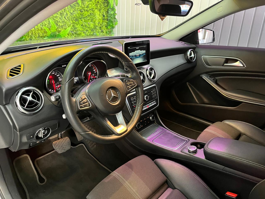 Mercedes Benz GLA-200 Cinza