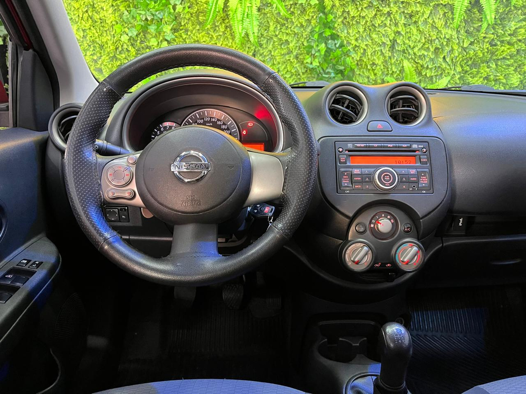Nissan March Vermelho
