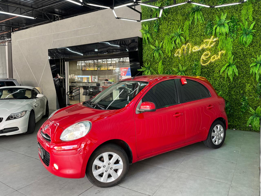 Nissan March Vermelho
