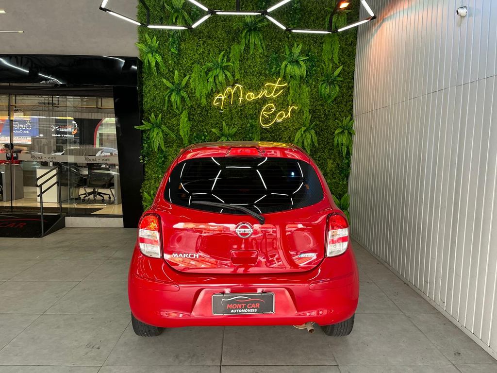 Nissan March Vermelho