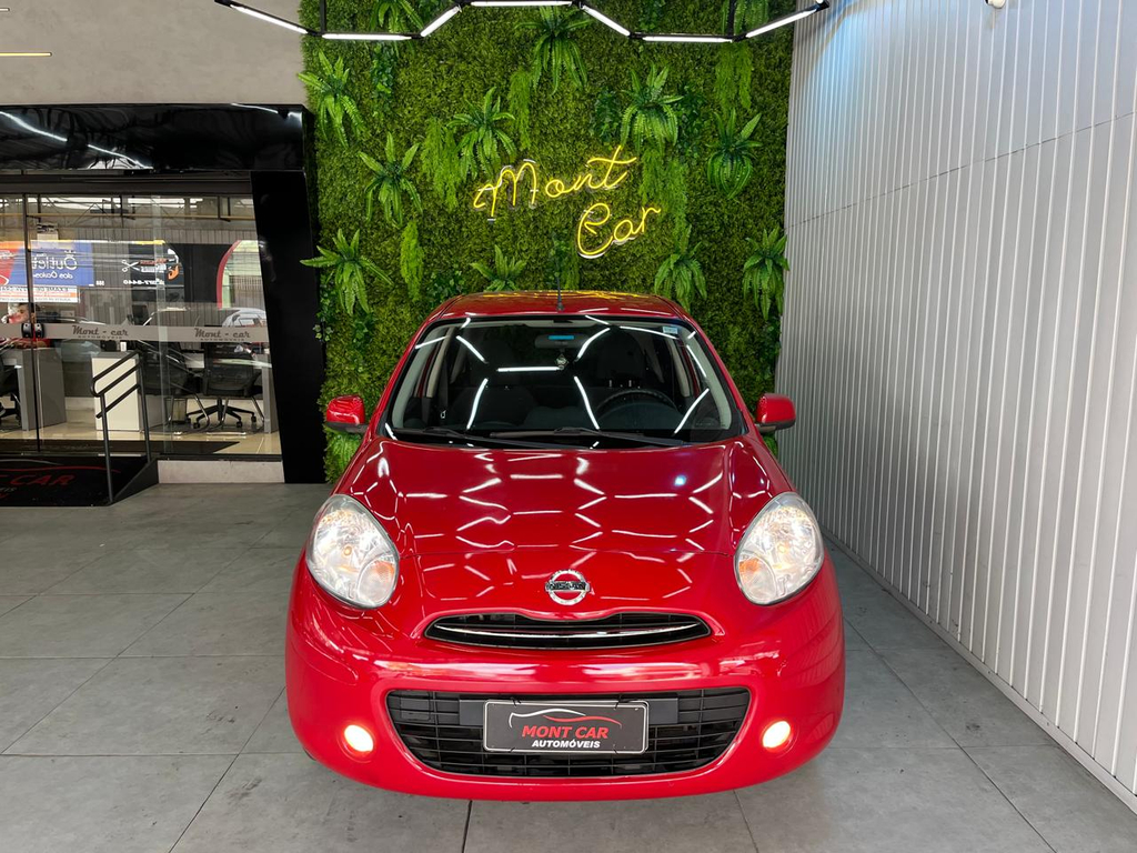 Nissan March Vermelho