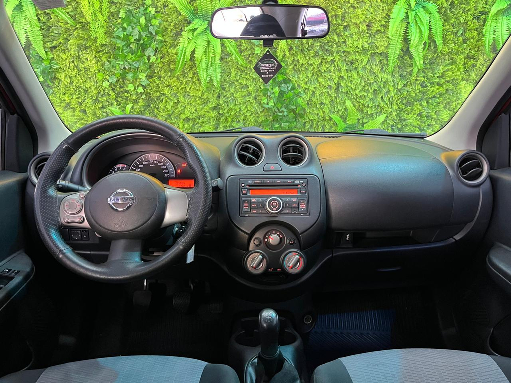 Nissan March Vermelho