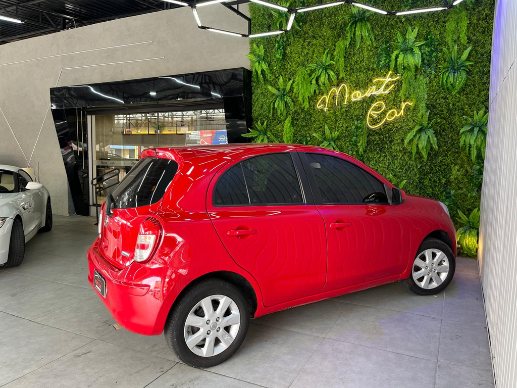 Nissan March Vermelho