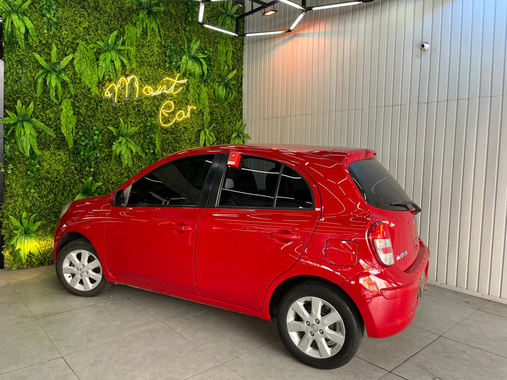 Nissan March Vermelho