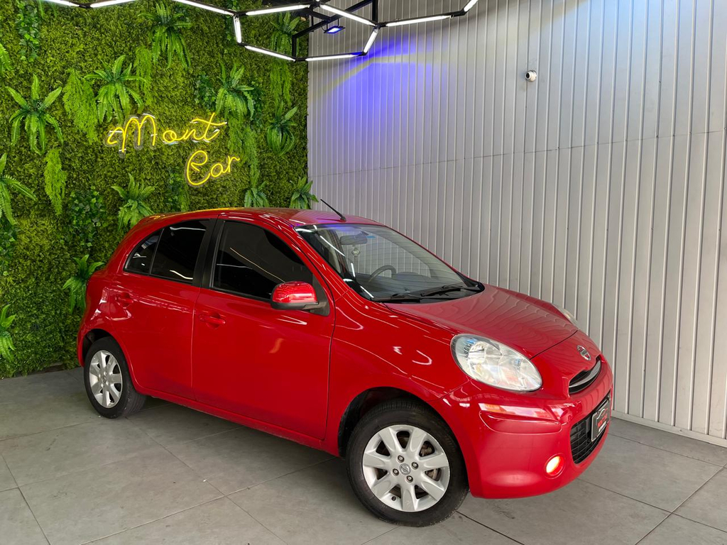 Nissan March Vermelho