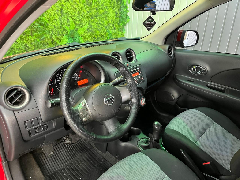 Nissan March Vermelho