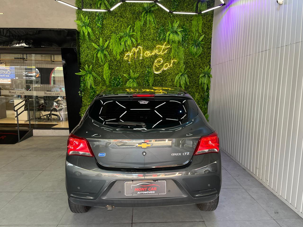 Chevrolet Onix Cinza