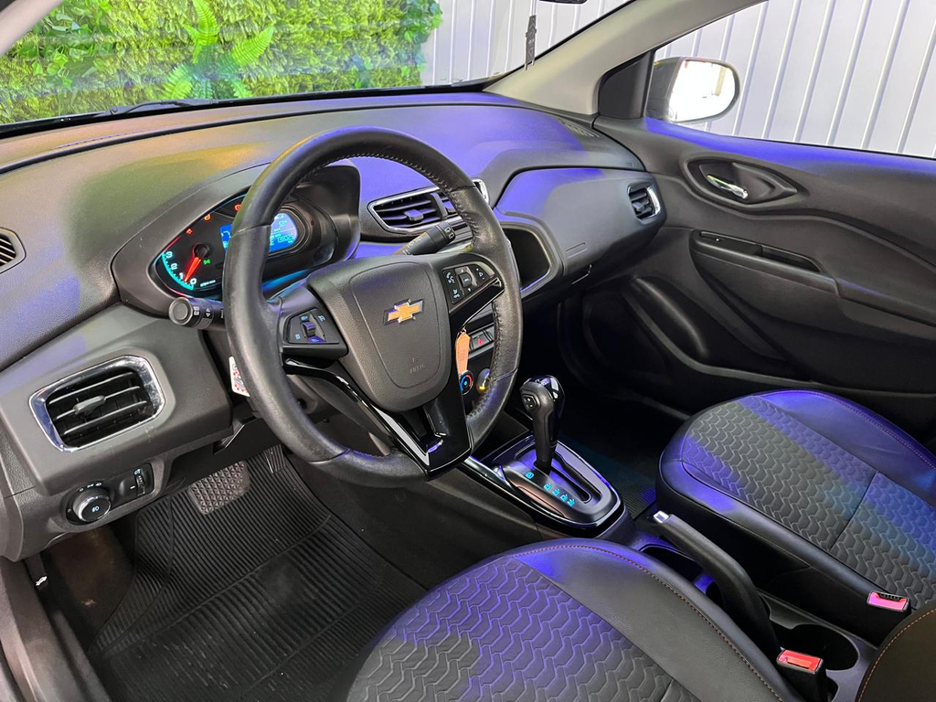 Chevrolet Onix Cinza
