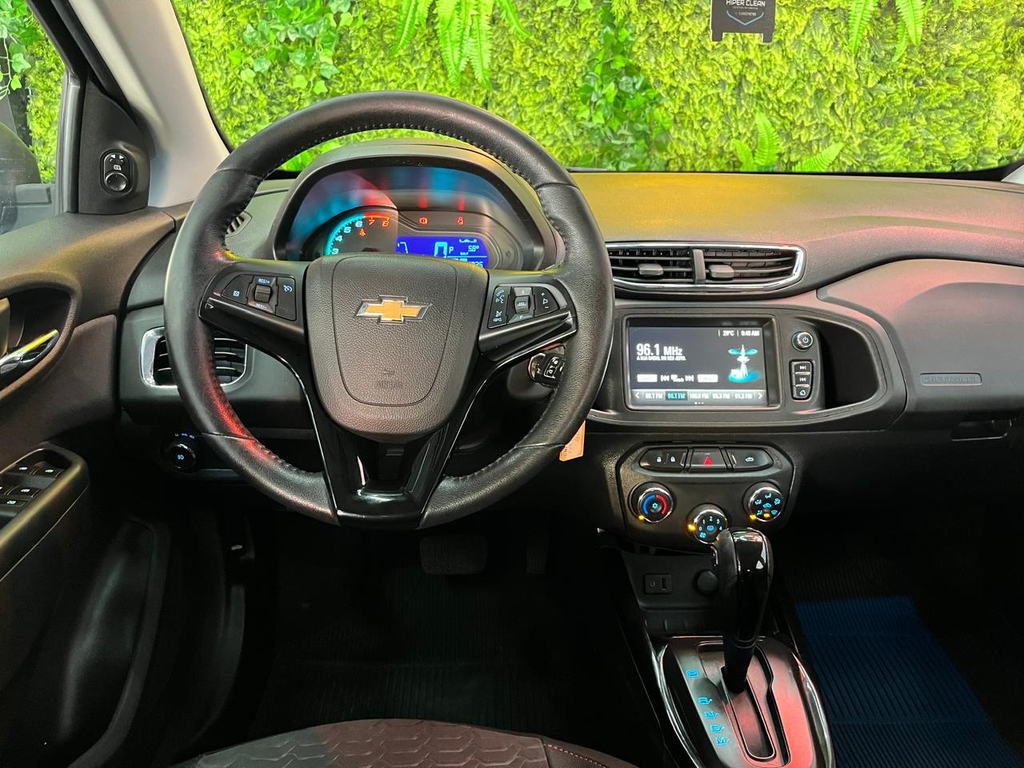 Chevrolet Onix Cinza