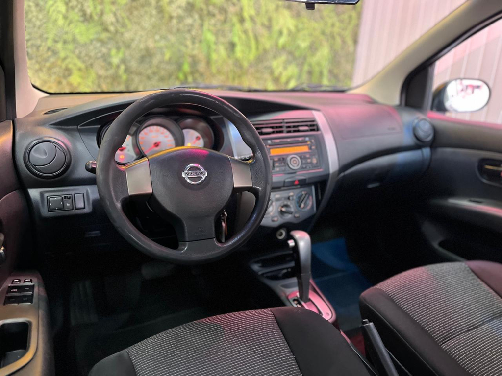 Nissan Livina Vermelho