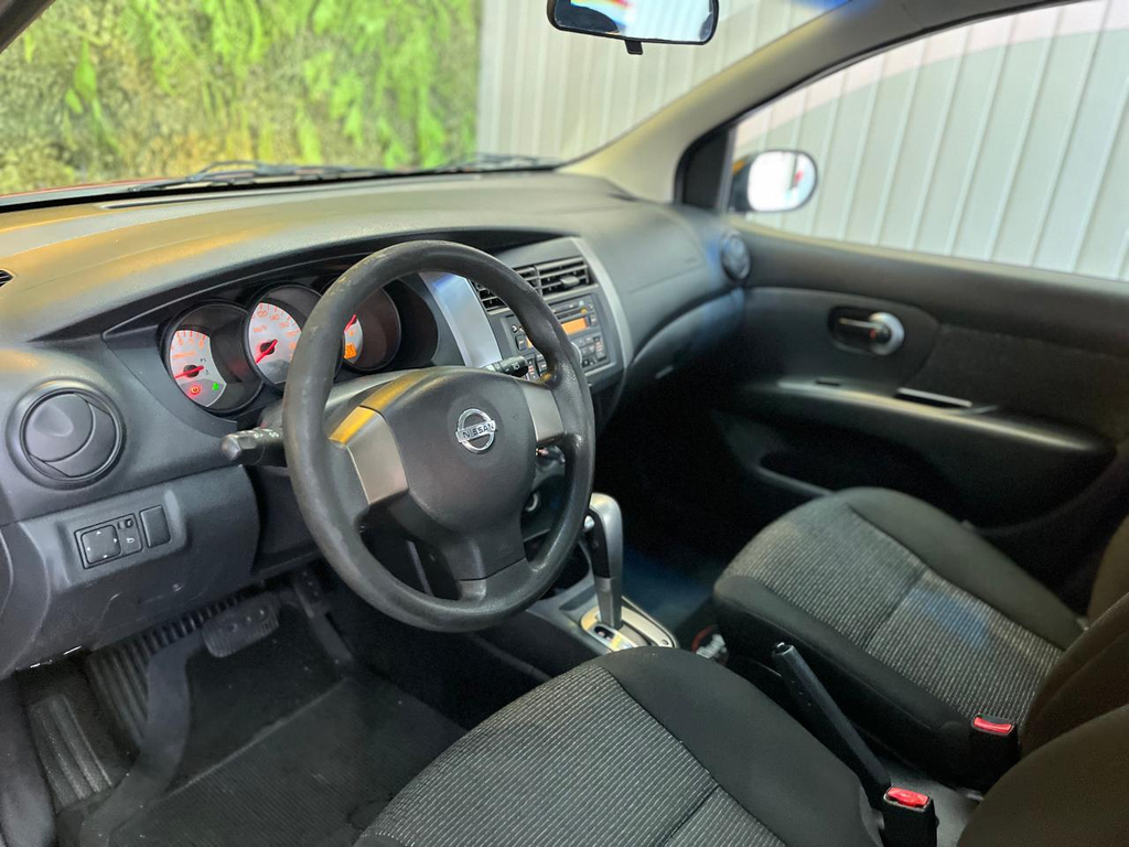 Nissan Livina Vermelho