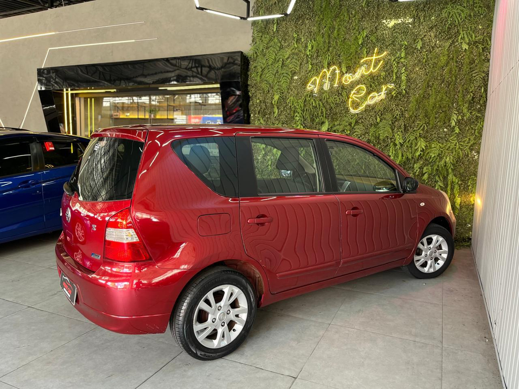 Nissan Livina Vermelho