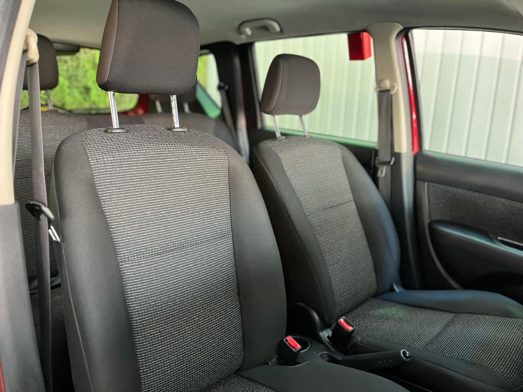 Nissan Livina Vermelho