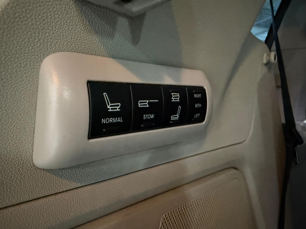 Chrysler Town & Country Preto