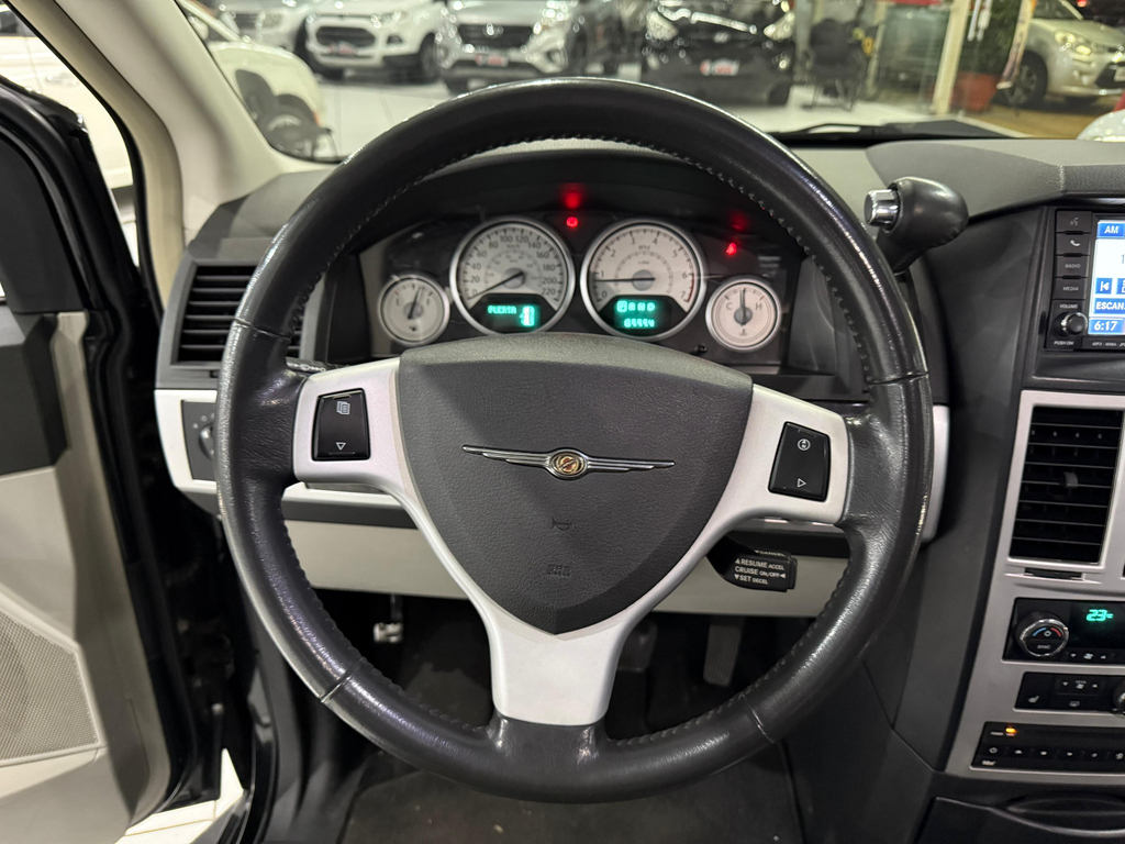 Chrysler Town & Country Preto