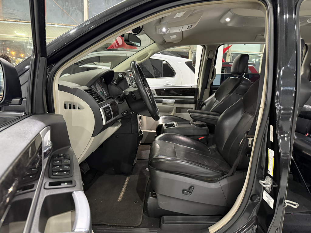 Chrysler Town & Country Preto