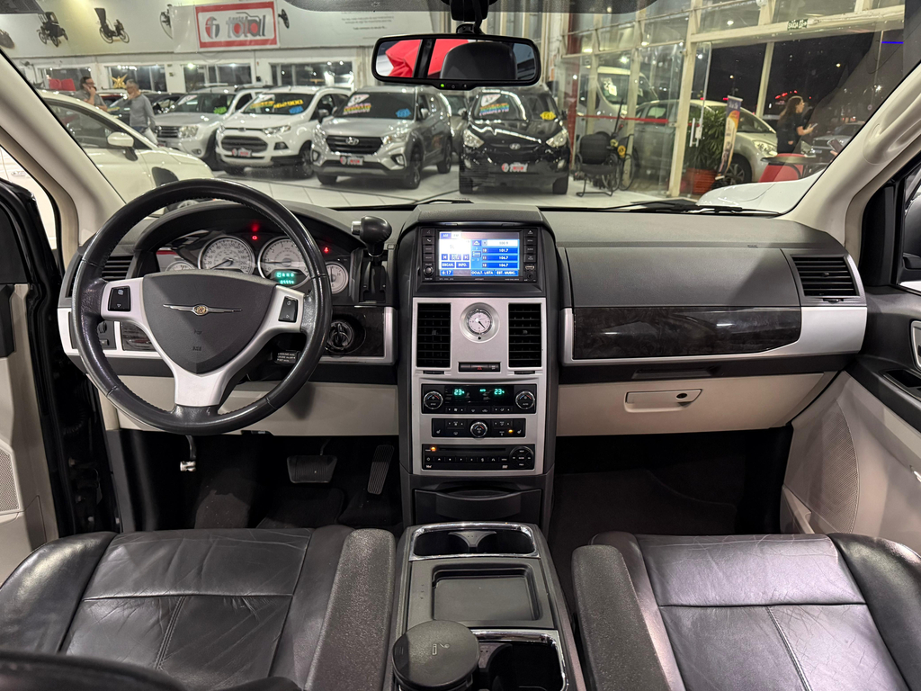 Chrysler Town & Country Preto