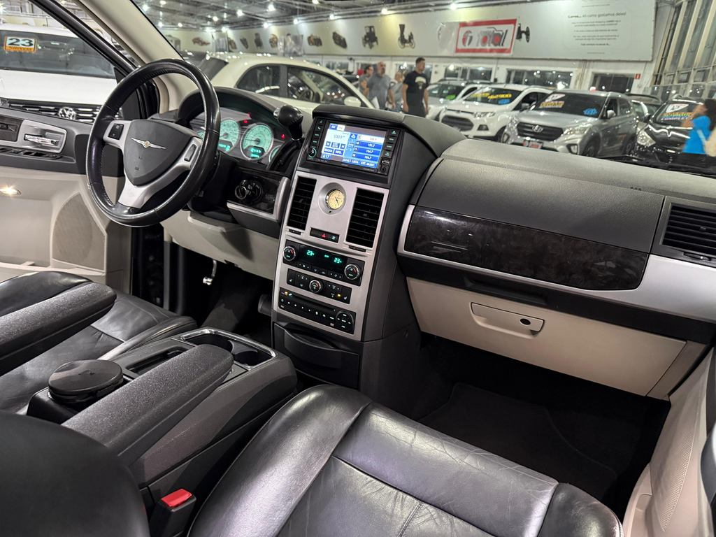 Chrysler Town & Country Preto