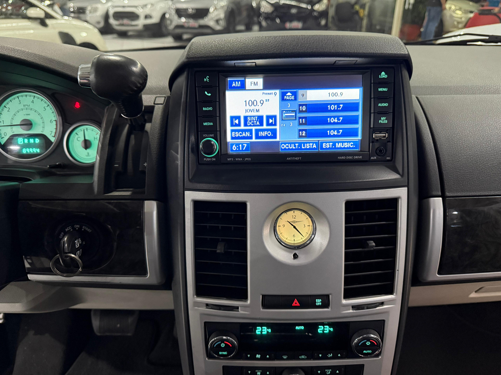 Chrysler Town & Country Preto