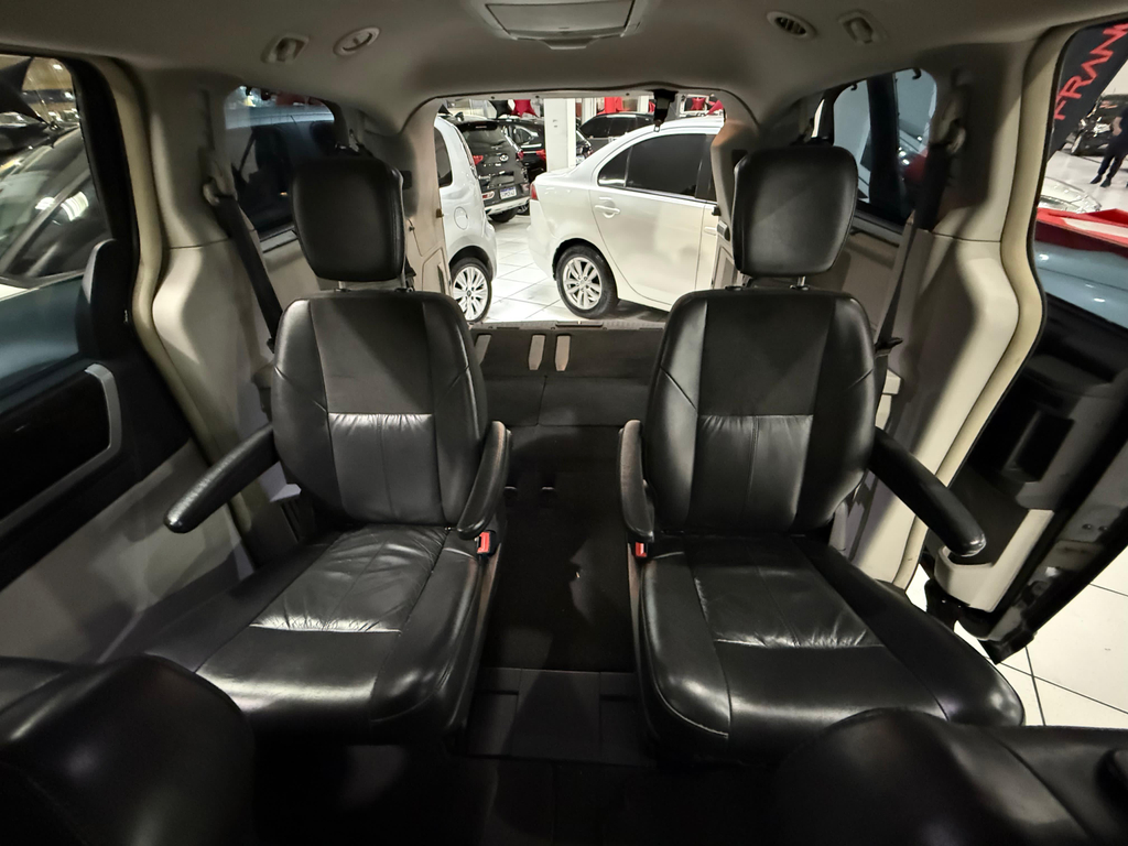 Chrysler Town & Country Preto