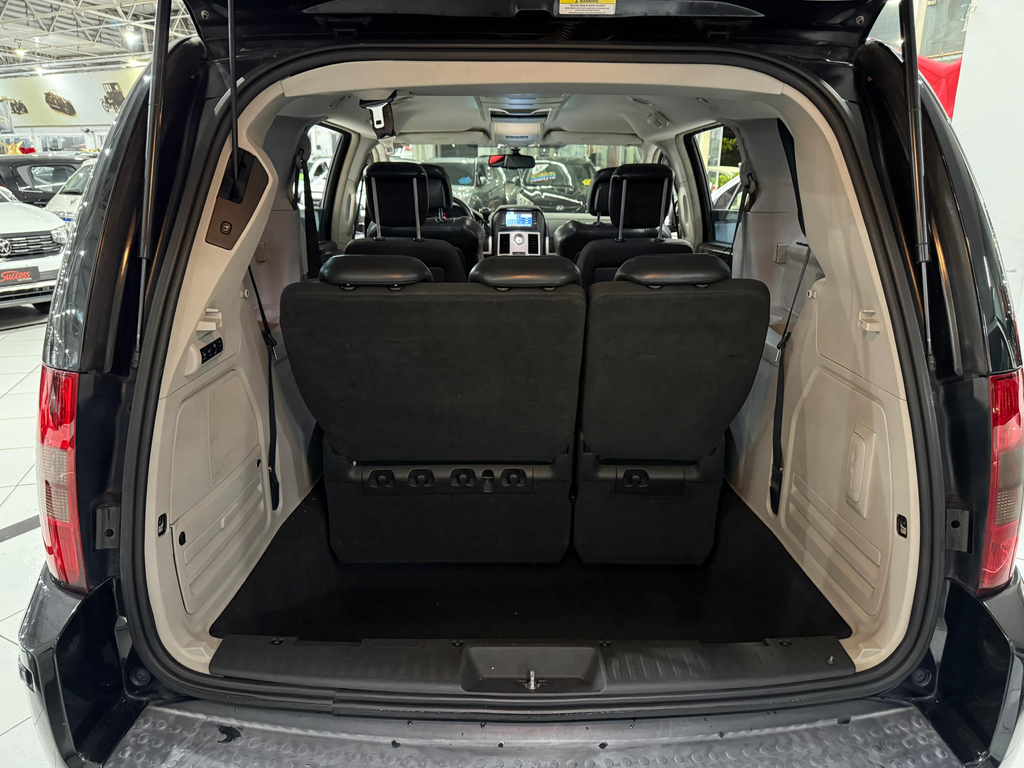 Chrysler Town & Country Preto