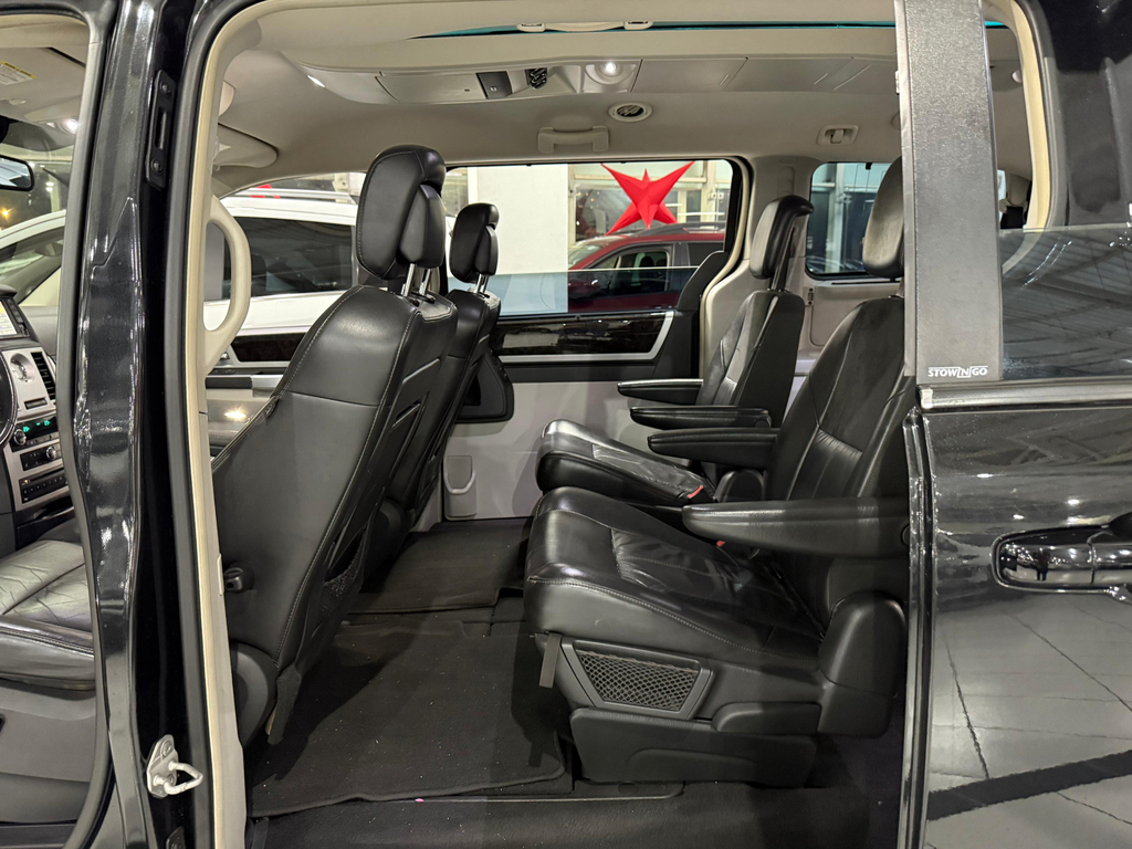 Chrysler Town & Country Preto