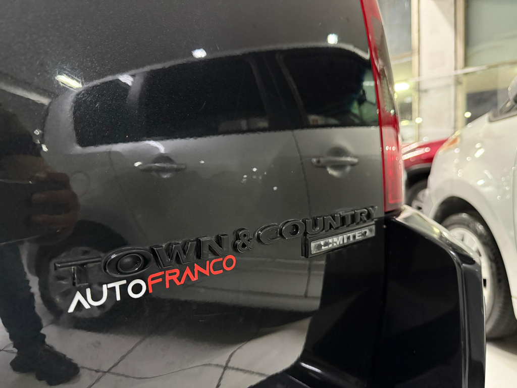 Chrysler Town & Country Preto