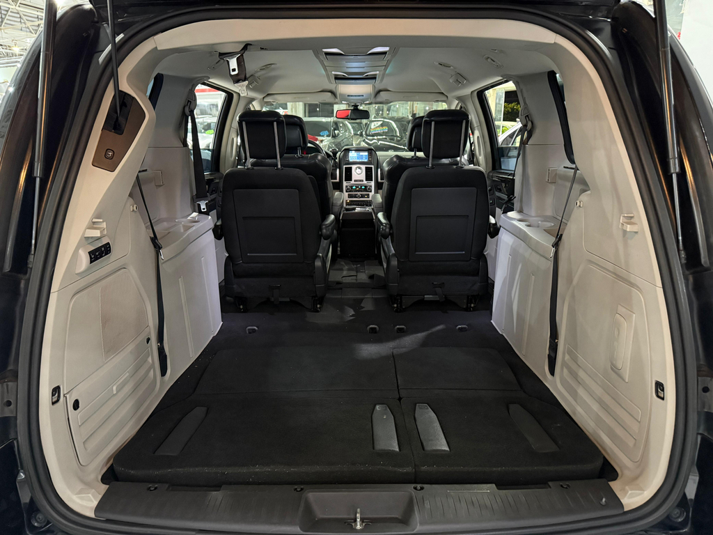 Chrysler Town & Country Preto
