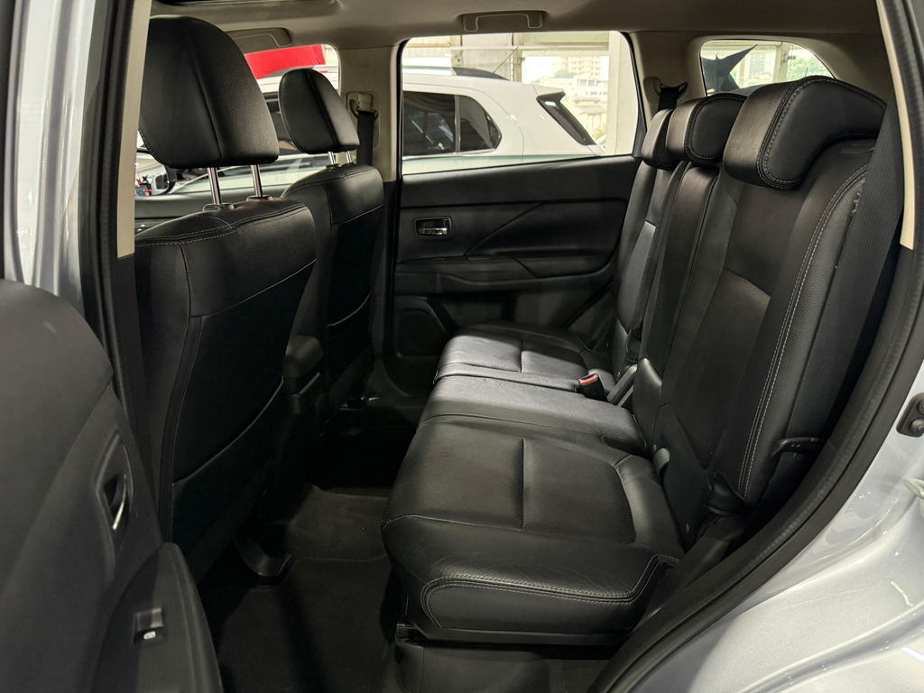 Mitsubishi Outlander Prata